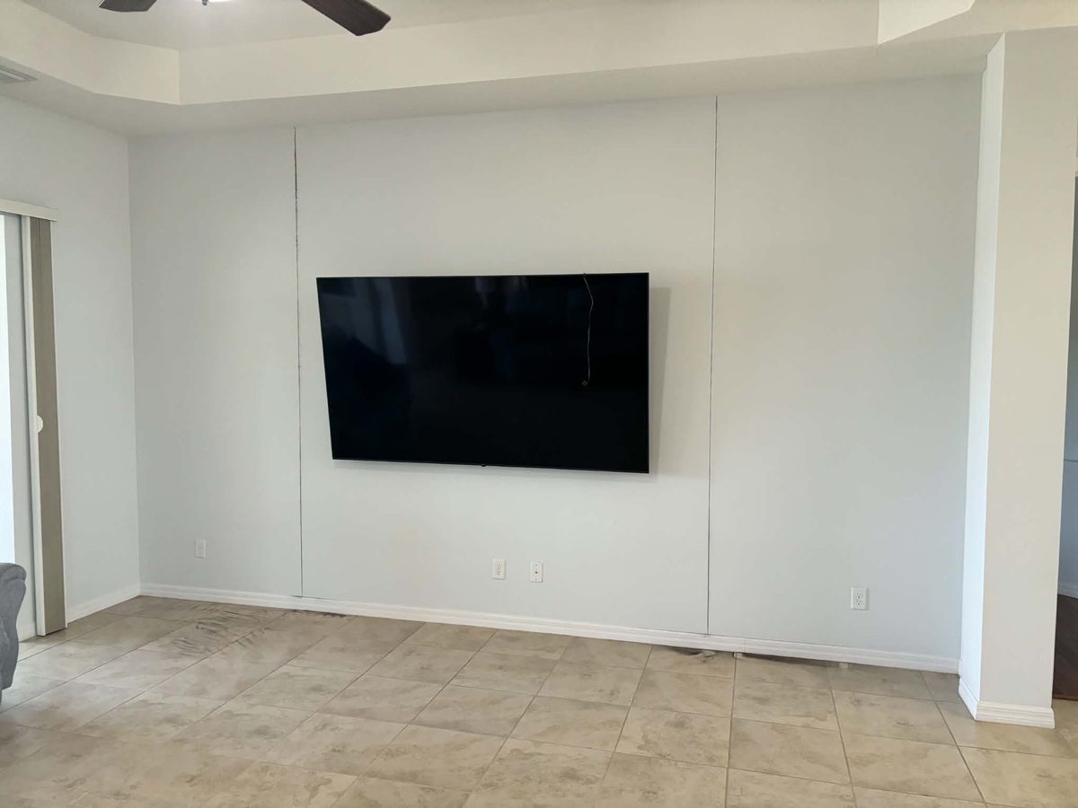 Living room before, plain wall with mounted TV